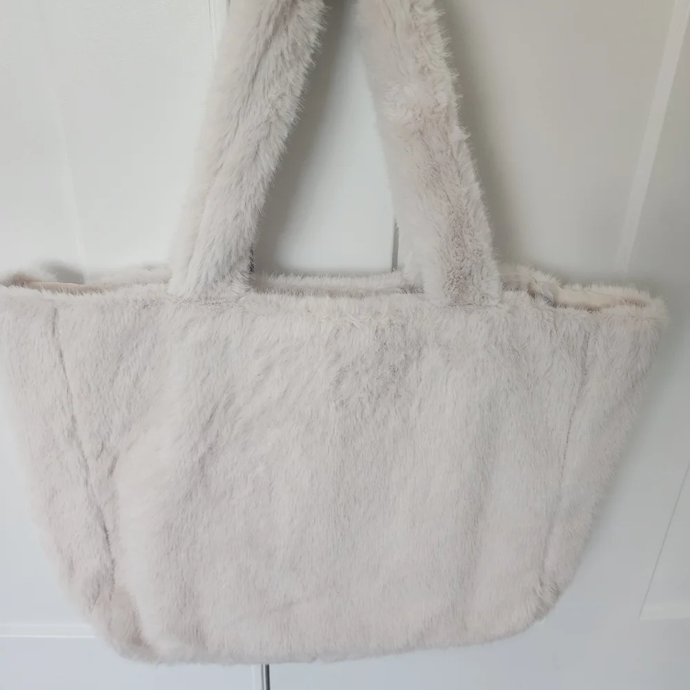 Victoria's Secret Cream Faux Fur Tote Bag, NWT - Picture 2 of 6